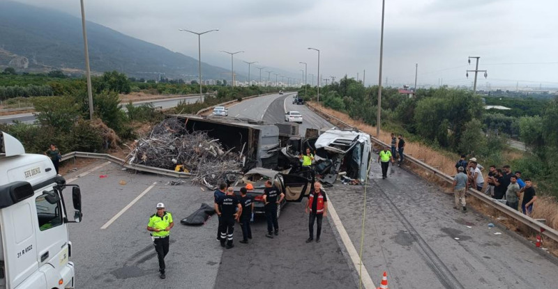 HATAY’DA DEVRİLEN TIRA OTOMOBİL ÇARPTI, 1 KİŞİ ÖLDÜ, 2 KİŞİ YARALANDI