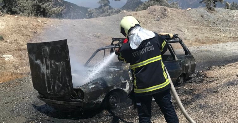 ADANA’DA  SEYİR HALİNDEYKEN YANGIN ÇIKAN OTOMOBİL KULLANILAMAZ HALE GELDİ