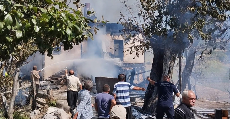 ADANA’NIN SAİMBEYLİ İLÇESİNDE, EVDE BAŞLAYIP ORMANLIK ALANA SIÇRAYAN YANGIN SÖNDÜRÜLDÜ