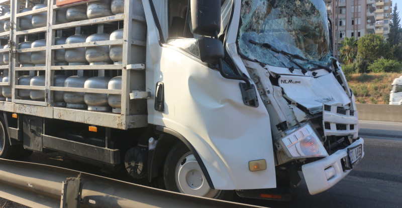 ADANA’DA TIRA ÇARPAN KAMYONETİN SÜRÜCÜSÜ AĞIR YARALANDI