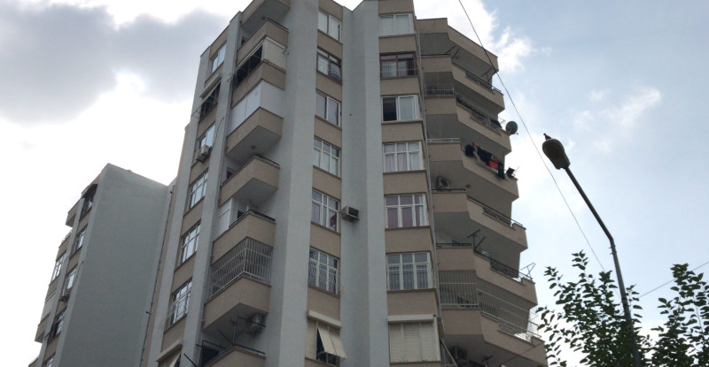 ADANA’DA ANNE VE 16 YAŞINDAKİ OĞLU EVDE BIÇAKLANARAK ÖLDÜRÜLDÜ.. AĞIR YARALI OLAN ŞÜPHELİ BABA HASTANEYE KALDIRILDI