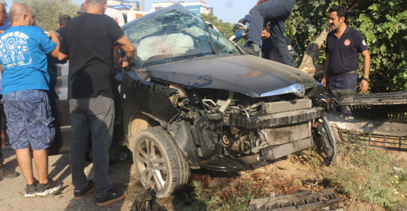 ADANA’DA TURGUT ÖZAL BULVARINDA KALDIRIMA ÇIKAN OTOMOBİLİN SÜRÜCÜSÜ YARALANDI