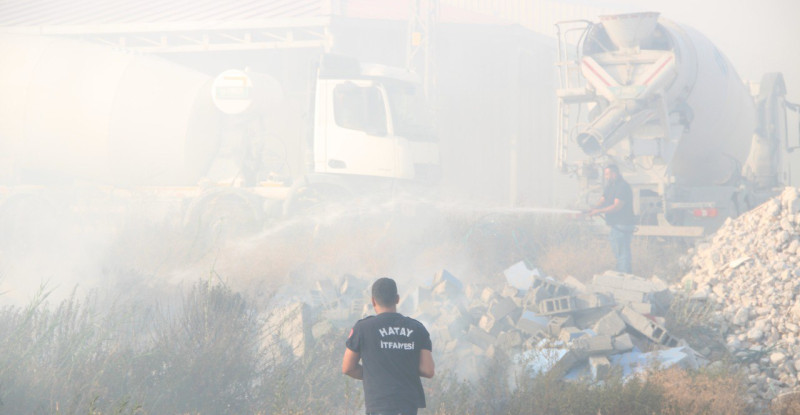 HATAY’DA BOŞ ARAZİYE KONULAN HURDALAR YANDI