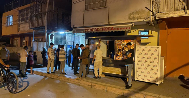 ADANA’DA DÖNERCİ DÜKKANINA SİLAHLI SALDIRIDA BABA VE OĞLU YARALANDI
