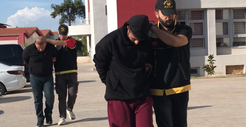 ADANA’DA ALACAK MESELESİ NEDENİYLE KAVGA ETTİĞİ İKİ KUZENİNDEN BİRİNİ POMPALI TÜFEKLE ÖLDÜRDÜ, DİĞERİNİDE YARALADI