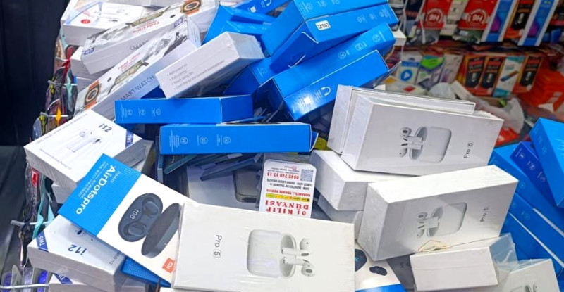 ADANA’DA YAPILAN OPERASYONDA GÜMRÜK KAÇAĞI 274 ELEKTRONİK SİGARA, 85 CEP TELEFONU, 270 KABLOSUZ KULAKLIK VE 10 AKILLI KOL SAATİ ELE GEÇİRİLDİ