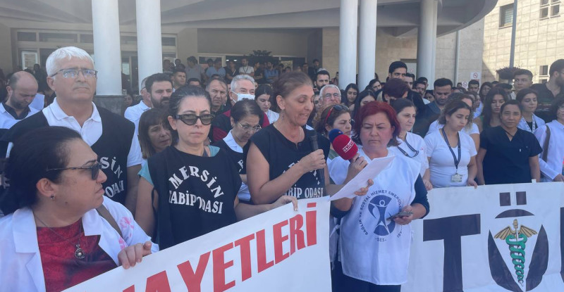 MERSİN’DE AYNI GÜN İÇİNDE BİR HEMŞİRENİN ÖLDÜRÜLMESİ VE BİR İNTERN DOKTORUN TÜFEKLİ SALDIRIYA UĞRAMASI PROTESTO EDİLDİ