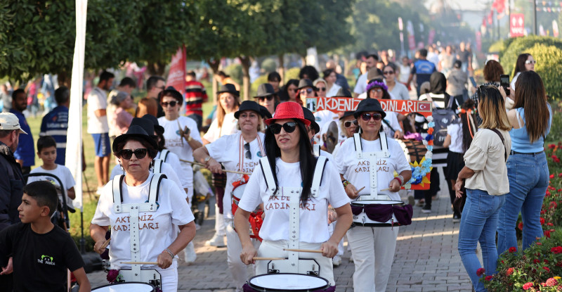 ADANA’DA KADINLARIN KURDUĞU BANDO TAKIMI FESTİVALLERE RENK KATIYOR