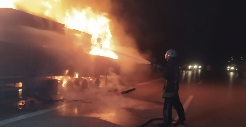 MERSİN’İN TARSUS İLÇESİNDE KERESTE YÜKLÜ TIR SEYİR HALİNDEYKEN ALEV ALEV YANDI