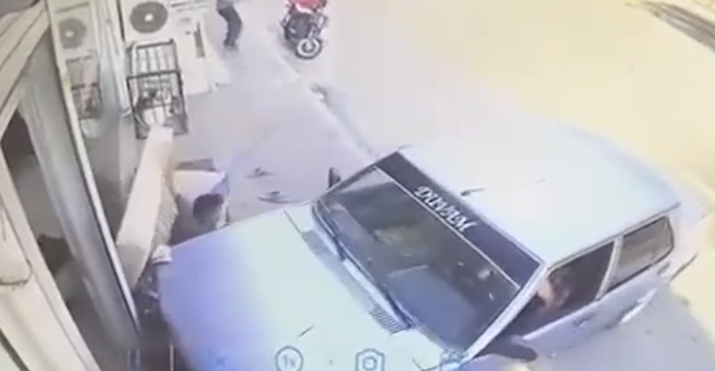 ADANA’DA KALDIRIMDA KANEPEDE UZANAN KİŞİ ARACIN ÇARMASINDAN SON ANDA KURTULDU