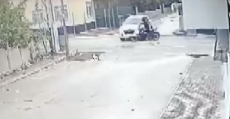 ADANA’DA OTOMOBİL İLE MOTOSİKLETİN ÇARPIŞMASI KAMERADA