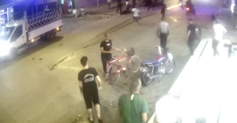 ADANA’DA İKİ MOTOSİKLETİN ÇARPIŞTIĞI KAZADA 1’İ ÇOCUK 4 KİŞİ YARALANDI