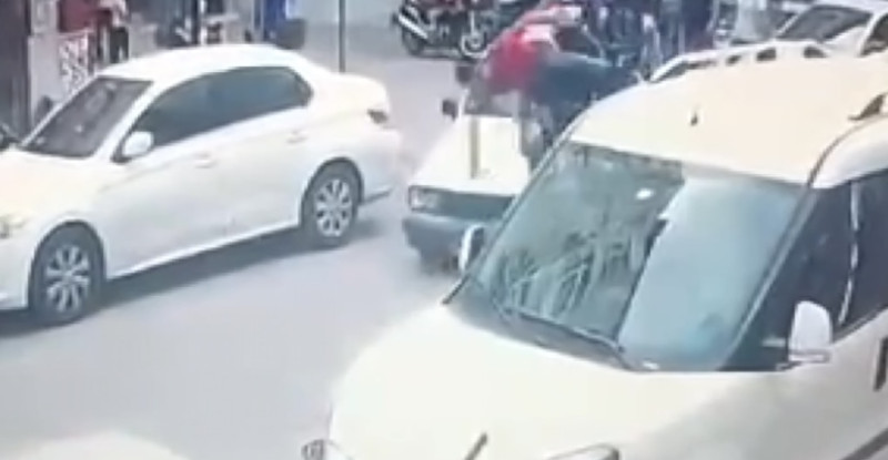 ADANA’DA OTOMOBİLE ÇARPAN MOTOSİKLETTEKİ 2 KİŞİNİN YARALANDIĞI KAZA GÜVENLİK KAMERASINDA