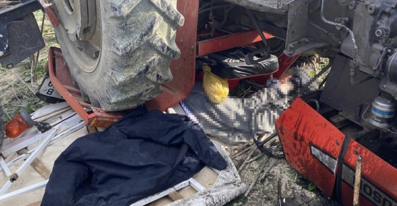 ADANA’DA DEVRİLEN TRAKTÖRÜN SÜRÜCÜSÜ, ARACIN ALTINDA KALARAK HAYATINI KAYBETTİ