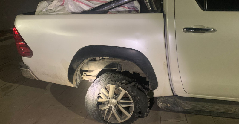 ADANA’DA LASTİKELRİNE ATEŞ EDİLEREK DURDURULAN PİKAPTAN 122 KİLO 300 GRAM SKUNK ÇIKTI!