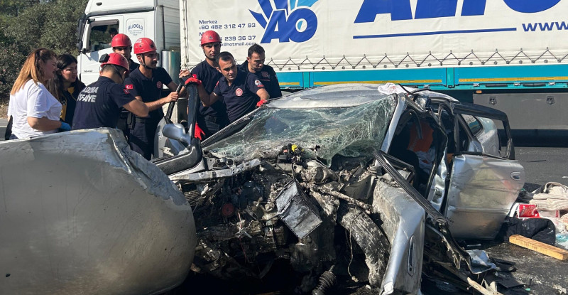 ADANA’DA OTOMOBİLE ARKADAN ÇARPAN ARAÇTAKİ ANNE HAYATINI KAYBETTİ, OĞLU YARALANDI