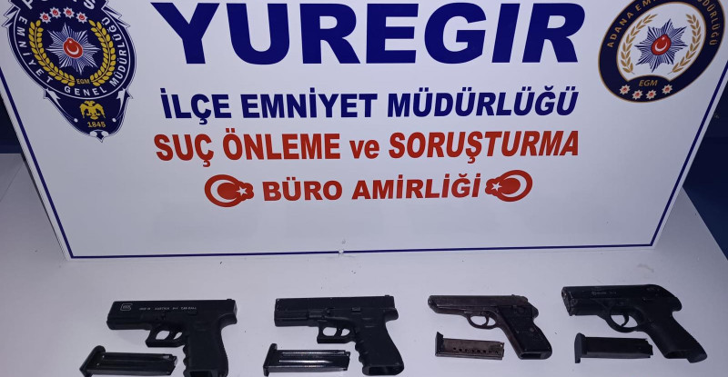 ADANA’DA RUHSATSIZ SİLAHLA YAKALANAN 53 KİŞİDEN 17’Sİ TUTUKLANDI