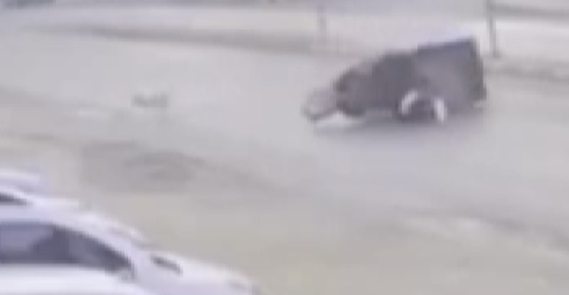 MERSİN’DE SAHİPSİZ KÖPEKTEN KAÇAN SEPETLİ MOTOSİKLETİN DEVRİLMESİ KAMERAYA YANSIDI