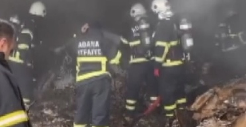 ADANA’DA KAÇAK MAKARON DOLUMU YAPILAN İŞ YERİNDE ÇIKAN YANGIN YANGIN EKİPLERİN MÜDAHALESİYLE SÖNDÜRÜLDÜ