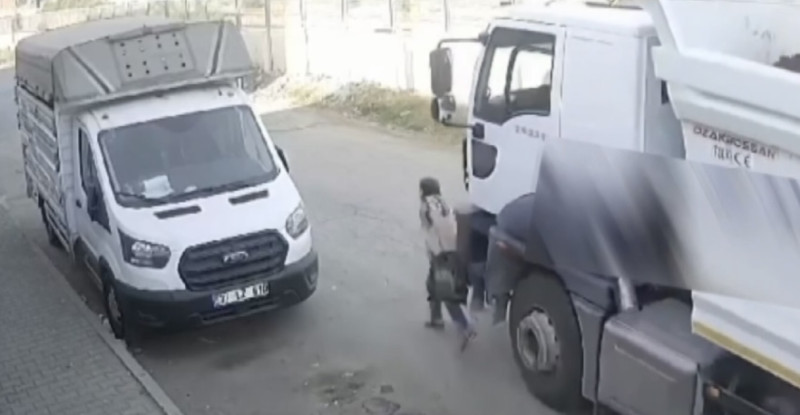 MERSİN’DE HARFİYAT KAMYONUNUN ALTINDA KALAN KADIN HAYATINI KAYBETTİ