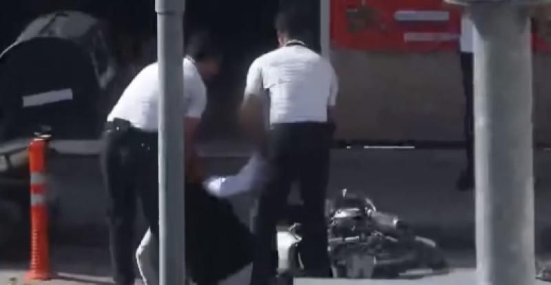 ADANA’DA BİR AVM’NİN OTOPARKINDA PARK HALİNDE BULUNAN MOTOSİKLETİ ÇALIP KAÇMAYA ÇALIŞAN ZANLI İLE KIZ ARKADAŞI YAKALANDI