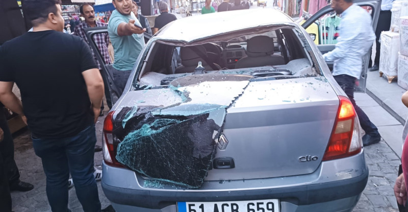 MERSİN’DE DAMDAKİ ADAKLIK KEÇİ SEYİR HALİNDEKİ OTOMOBİLİN ÜZERİNE DÜŞTÜ…!