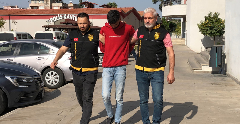 ADANA’DA ÇALDIĞI TELEFONLARI SATIP KIZ ARKADAŞINA OTOMOBİL ALDI…!