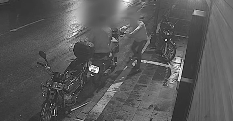 ADANA’DA MOTOSİKLET VE İKİ ELEKTRİKLİ BİSİKLET ÇALAN HIRSIZLIK ZANLISI GÜVENLİK KAMERASINDAN TESPİT EDİLEREK YAKALANIP TUTUKLANDI