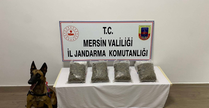 MERSİN’DE UYUŞTURUCU OPERASYONUNDA TAKİBE ALINARAK DURDURULAN OTOMOBİLDE 10 KİLO 130 GRAM ESRAR ELE GEÇİRİLDİ