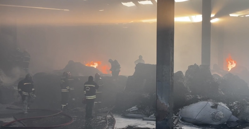 GAZİANTEP’TE GERİ DÖNÜŞÜM FABRİKASINDA ÇIKAN YANGIN SÖNDÜRÜLDÜ