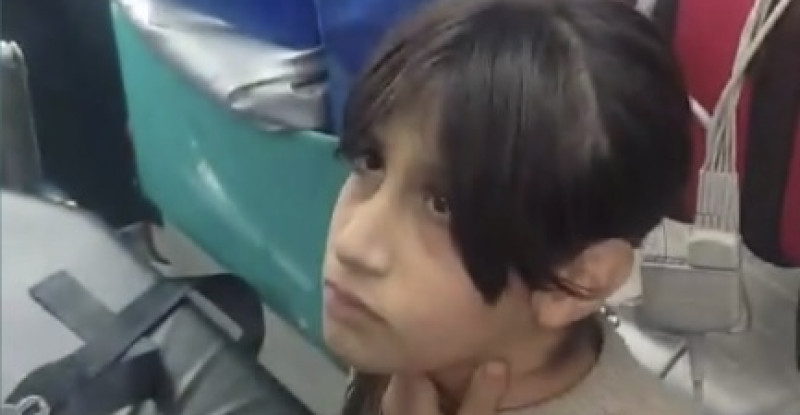 ADANA’DA ARKADAŞIYLA OYUN OYNARKEN BOĞAZINA TAKILAN PLASTİK KELEPÇE İTFAİYE EKİPLERİNCE ÇIKARTILDI