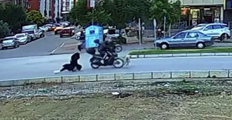 ADANA’DA MOTOSİKLETİN ÇOCUĞA VE KÖPEĞE ÇARPMASI KAMERADA