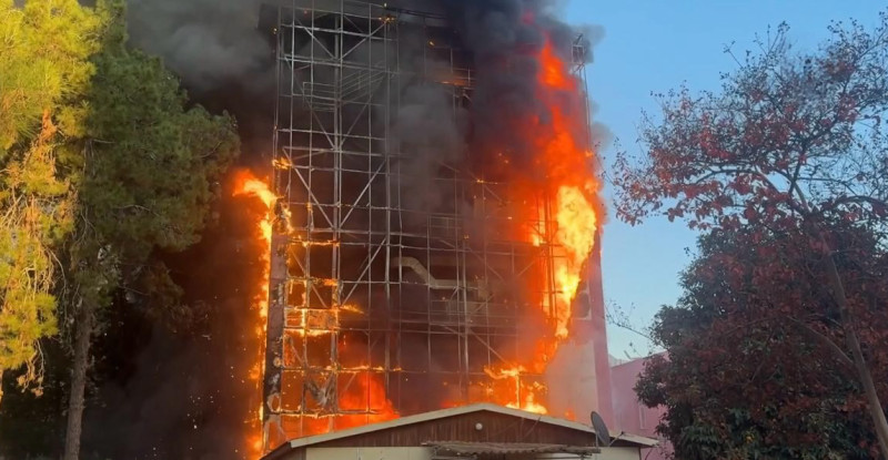 ADANA’DA ESKİ DEVLET HASTANE BİNASINDA  YANGIN ÇIKTI