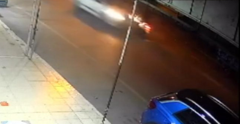 ADANA’DA BİR KİŞİNİN ÖLDÜĞÜ, BİR KİŞİNİN YARALANDIĞI TRAFİK KAZASI GÜVENLİK KAMERASINDA