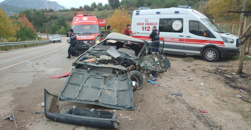 ADANA’DA İKİ OTOMOBİLİN ÇARPIŞTIĞI KAZADA 1 KİŞİ ÖLDÜ, 3 KİŞİ YARALANDI