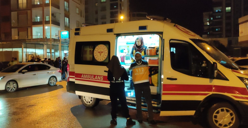 ADANA’DA OTOMOBİLLE ÇARPIŞAN MOTOSİKLETTEKİ 2 KİŞİ YARALANDI