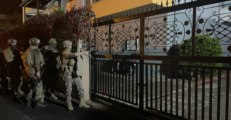 MERSİN’DE TEFECİLİK YAPARAK HAKSIZ KAZANÇ ELDE ETTİKLERİ ÖNE SÜRÜLEN 8 ZANLI YAKALANDI