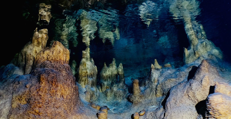 HATAY’DA PERİBACALARINI ANDIRAN SU ALTI MAĞARASI, ÇOK SAYIDA DALIŞ TUTKUNUNU AĞIRLIYOR