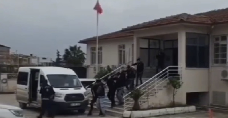 HATAY’DA YURDA YASA DIŞI YOLLARLA GİRDİKLERİ BELİRKENEN 58 DÜZENSİZ GÖÇMEN YAKALANDI