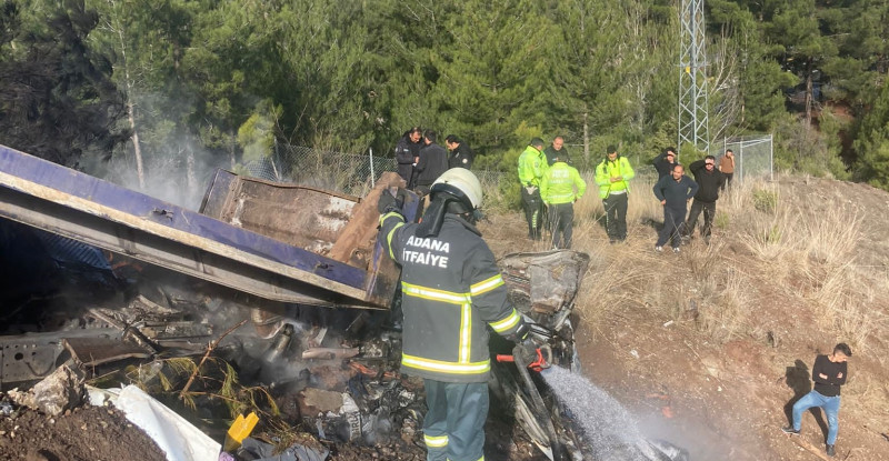 ADANA’DA İŞ MAKİNESİ YÜKLÜ TIRIN DEVRİLDİKTEN SONRA YANMASI SONUCU 1 KİŞİ ÖLDÜ, 1 KİŞİ YARALANDI