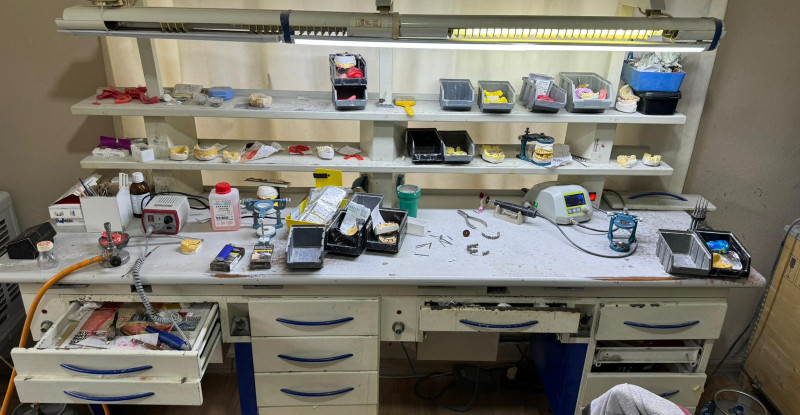 ADANA’DA KAÇAK DİŞ LABORATUVARINA DÜZENLENEN OPERASYONDA 7 ZANLI YAKALANDI