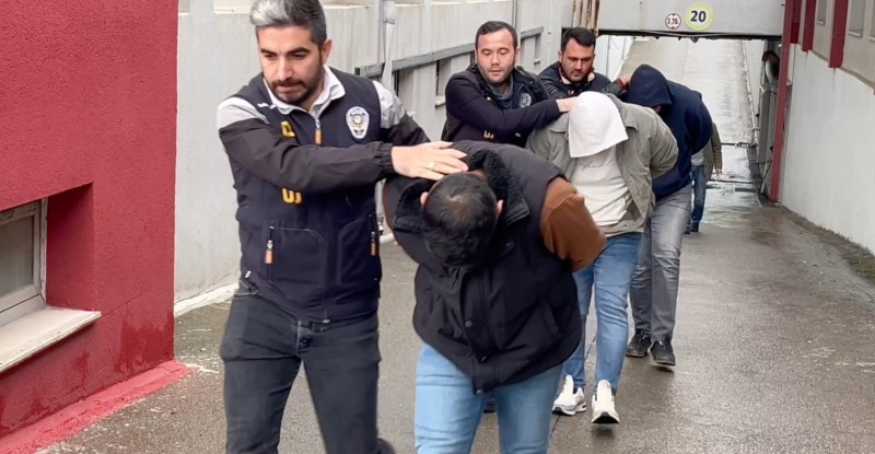 ADANA’DA 374 KİŞİYİ YAKLAŞIK 150 MİLYON LİRA DOLANDIRAN ŞEBEKE OPERASYONLA ÇÖKERTİLDİ 5 KİŞİ TUTUKLANDI