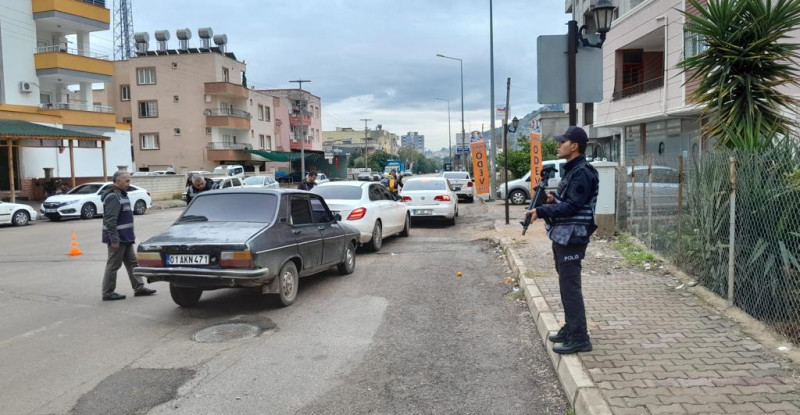 KOZAN’DA ASAYİŞ DENETİMLERİNDE YAKALANAN FİRARİ 5 ŞÜPHELİ TUTUKLANDI, 5 HÜKÜMLÜ CEZAEVİNE GÖNDERİLDİ