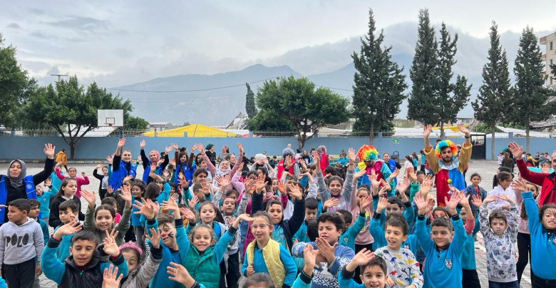 HATAY’DA OKULUN KARŞISINDA HASARLI BİNANIN USULSÜZ YIKIMINA TANIK OLAN ÖĞRENCİLERE MORAL ETKİNLİĞİ