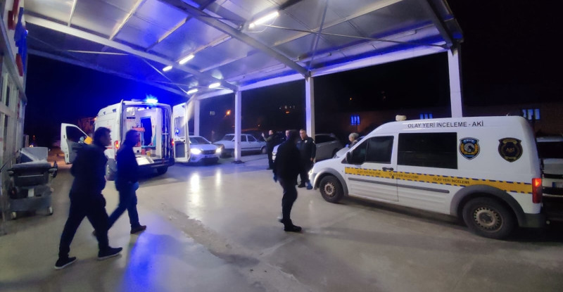 ADANA’DA İKİ GRUP ARASINDA ÇIKAN BIÇAKLI KAVGADA YARALANAN GENÇ, HASTANEDE HAYATINI KAYBETTİ