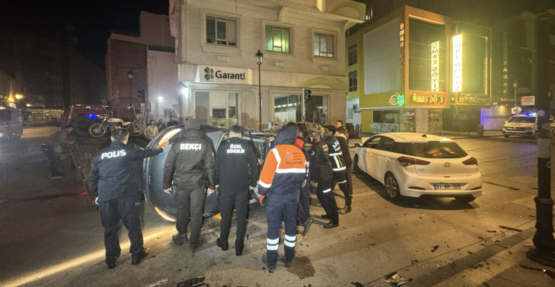 ADANA’DA ABİDİN PAŞA CADDESİNDE ÇARPPIŞAN İKİ OTOMOBİLİN SÜRÜCÜLERİ YARALANDI