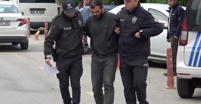 ADANA’DA BAĞIRARAK ÇEVREYE RAHATSIZLIK VEREN VE RUHSATSIZ SİLAHLA YAKALANAN ZANLI TUTUKLANDI