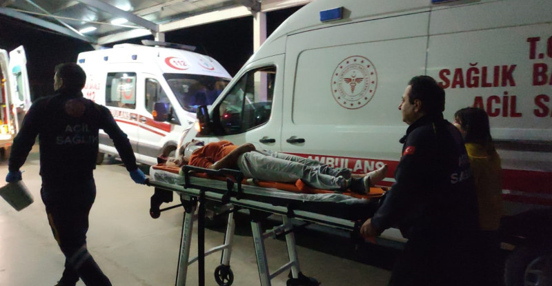 ADANA’DA OTOMOBİLİN ÇARPTIĞI BİRİ ÇOCUK 3 KİŞİ YARALANDI