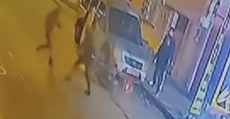 ADANA’DA BİR KİŞİNİN DARPEDİLİP BIÇAKLANMASI GÜVENLİK KAMERASINDA