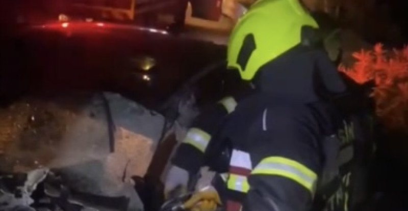 MERSİN’DE TIRA ARKADAN ÇARPAN OTOMOBİLDE SIKIŞAN SÜRÜCÜYÜ İTFAİYE KURTARDI